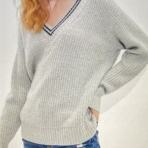 American Eagle Gray V-Neck Women's Sweater